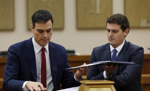 El secretario general del PSOE, Pedro Sánchez (i), y el presidente de Ciudadanos, Albert Rivera, durante la firma de un acuerdo de investidura y legislatura alcanzado entre los dos partidos, EFE