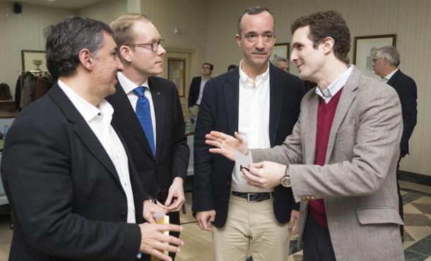 El vicesecretario de Comunicación del PP y diputado por Ávila, Pablo Casado (d), el secretario de Estado de Seguridad, Francisco Martínez (2d), el diputado popular José Ramón García (i)... EFe.