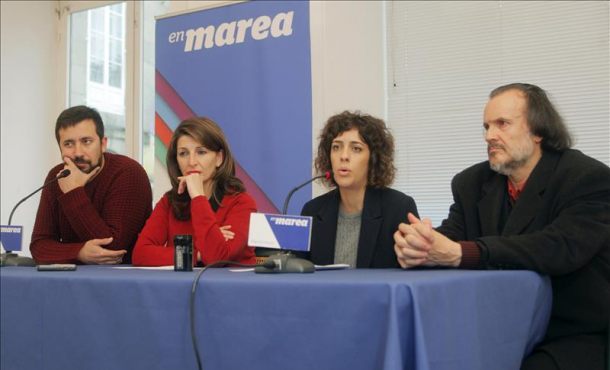 Los diputados de En Marea (de izda a dcha), Antón Gómez Reino, Yolanda Díaz, Alexandra Fernández y Miguel Anxo Fernán Vello, comparecen esta mañana en Santiago de Compostela. Efe.