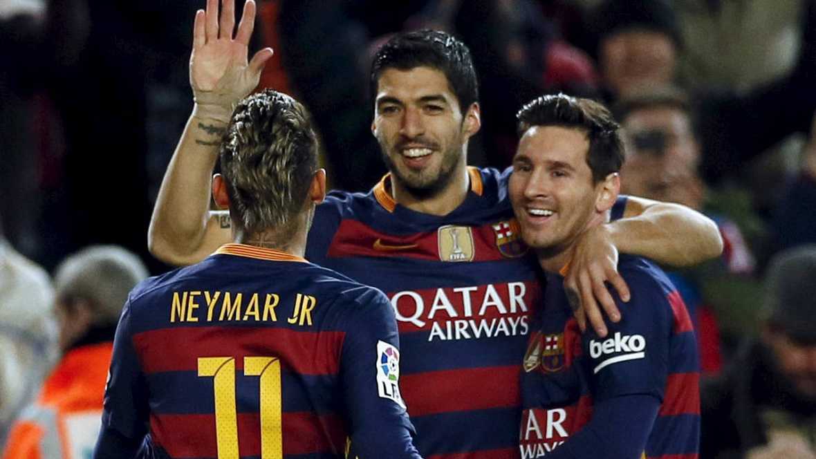 Luis Suárez celebra uno de sus goles con Messi y Neymar REUTERS