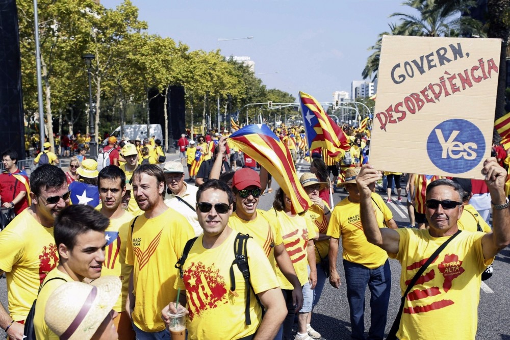 Un extremista separatista catalán durante la manifestación separatista del 11-S 2014 reclamando al 'Gobierno' catalán 'desobediencia' al Estado de la Nación. Efe.