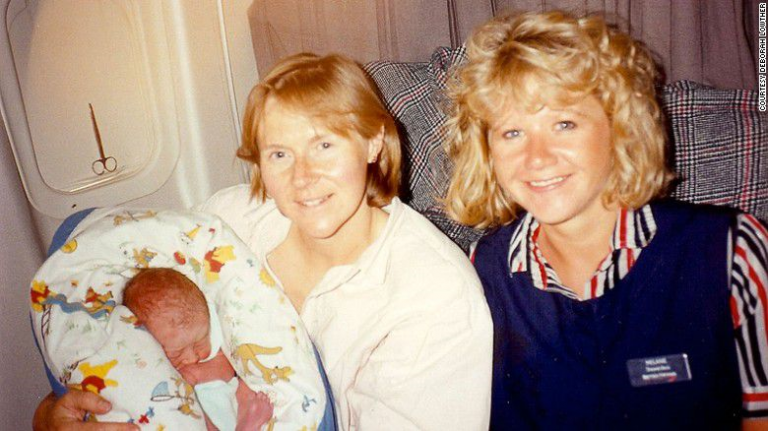 ¿Qué pasa cuando un bebé nace en un avión en pleno vuelo?