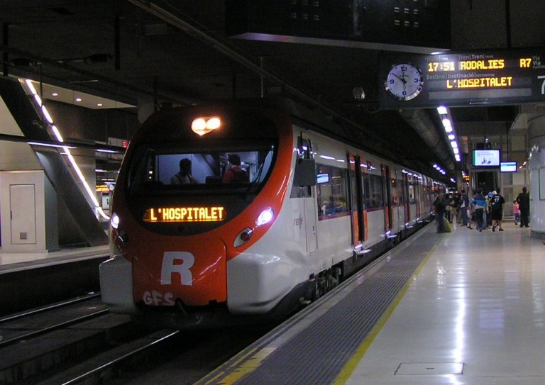 Puigdemont reclama a Mariano Rajoy el traspaso de la gestión de la Renfe a Cataluña
