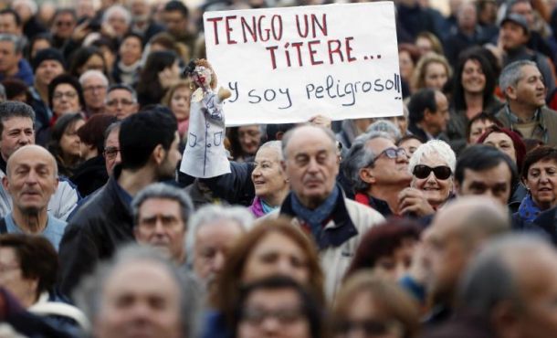 Una persona muestra un títere y un cartel alusivo durante la manifestación contra la corrupción hoy en Valencia, Efe