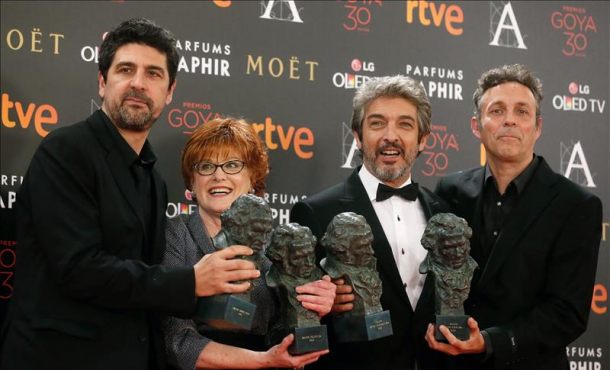 (i-d) El realizador Cesc Gay, la productora Marta Esteban, el actor argentino Ricardo Darín y el guionista Tomás Aragay, posan con los Goyas conseguidos por sus trabajos en la película. EFE