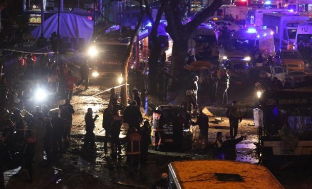 Un coche bomba deja al menos 27 muertos y 75 heridos en el centro de Ankara (Turquía)