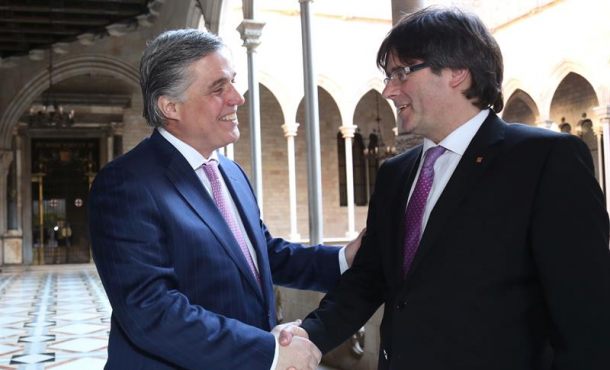 Carles Puigdemont, quien ha recibido esta tarde en el Palau de la Generalitat al embajador de Uruguay, Francisco Bustillo (i).