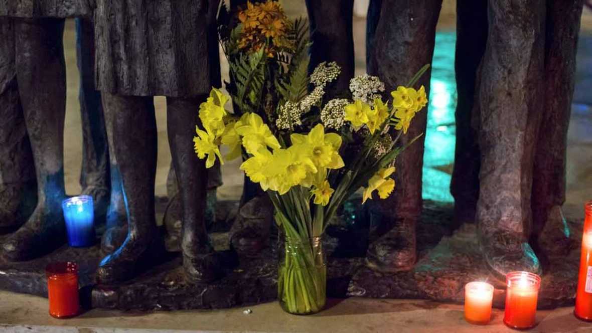 Detalle de las flores y velas depositadas en la estación de Cercanías de Renfe de Alcalá de Henares en el décimo aniversario de la tragedia del 11M. EFE