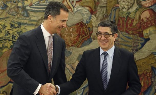 El Rey ha recibido este mediodía en el Palacio de la Zarzuela al presidente del Congreso, Patxi López, con quien analizará los pasos a seguir... Efe