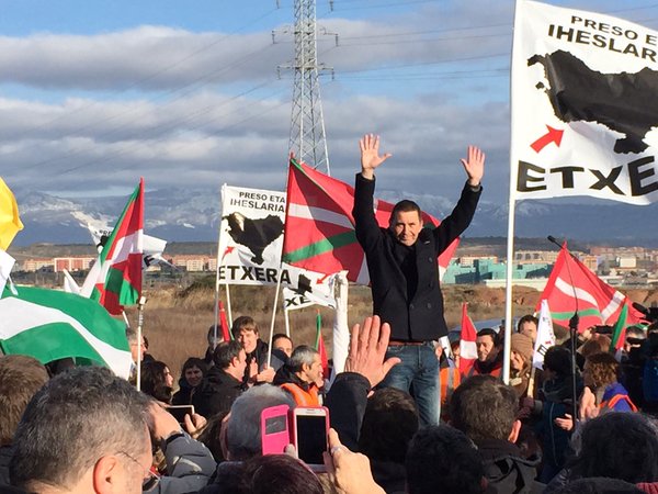 El asesino terrorista Otegi a su salida de la Cárcel. Foto @uuruzuno.