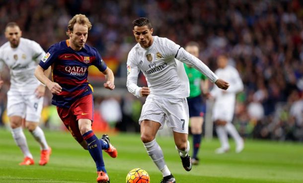 El delantero portugués del Real Madrid, Cristiano Ronaldo (d), perseguido por el centrocampista croata del FC Barcelona Ivan Rakitic (i) Efe.