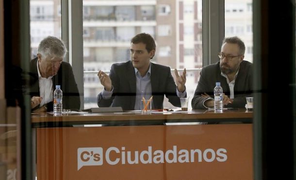 El presidente de Ciudadanos, Albert Rivera, junto al secretario general, Matías Alonso (i), y el portavoz en el Congreso de esta formación, Juan Carlos Girauta (d), EFE