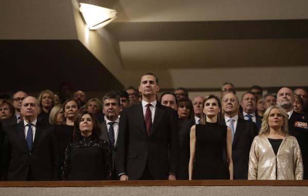 El rey Felipe VI (c) y la reina Letizia (2d), acompañados por el ministro del Interior en funciones, Jorge Fernández Díaz, la vicepresidenta del Gobierno en funciones... Efe