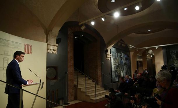 El secretario general del PSOE, Pedro Sánchez, durante la rueda de prensa posterior a la reunión que ha mantenido hoy con el presidente de la Generalidad de Cataluña... EFE