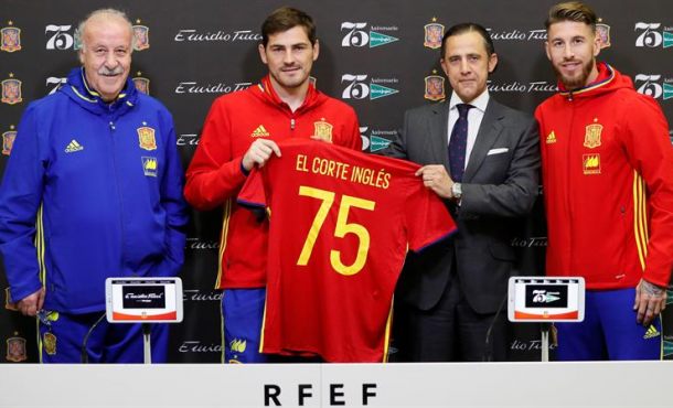 El seleccionador de fútbol, Vicente del Bosque (i) junto a los jugadores de la selección española Sergio Ramos (d) e Iker Casillas (2i) y el director de Comunicación de El Corte Inglés.. Efe