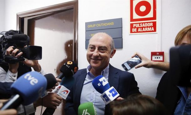 El todavía portavoz del PP en el Ayuntamiento de Valencia, Alfonso Novo, durante las declaraciones que ha realizado hoy a los medios de comunicación. EFE