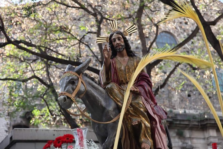 P&R y Cofradía de Nazarenos celebra la Procesión Domingo de Ramos y Viernes Santo en Barcelona