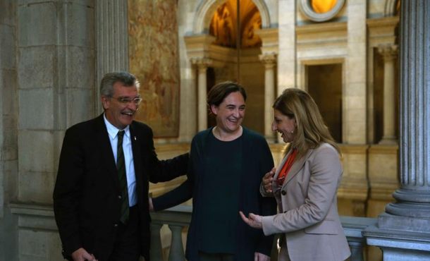 La alcaldesa de Lampedusa, Giussepinna Nicollini (d), el alcalde de Lesbos, Spyros Galinos (i), y la alcaldesa de Barcelona, Ada Colau (c) , en el Ayuntamiento de Barcelona,... Efe