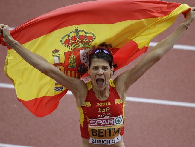 La campeona española Ruth Beitia Vila celebrando el oro en salto de altura. Archivo Matt Dunham.
