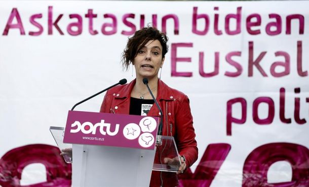 La portavoz de Sortu, la abogada Amaia Izko, durante su intervención en un acto político. Foto archivo Efe