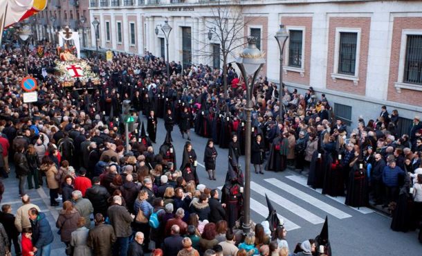 La procesión de Penitencia y Caridad, una de las más populares de la Semana Santa de Valladolid, recorre las calles de la ciudad en la noche de Jueves Santo. EFE
