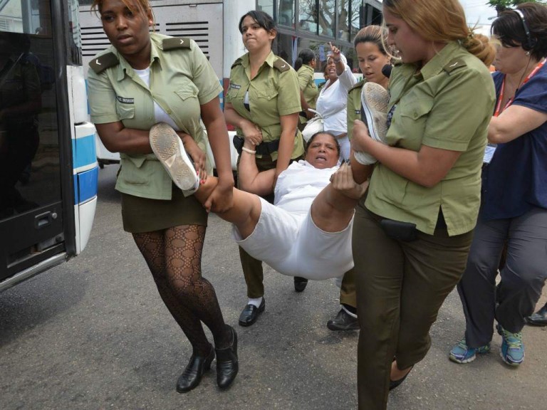 Los Castros detienen las Damas de Blanco (opositores) antes la llegada de Obama a Cuba