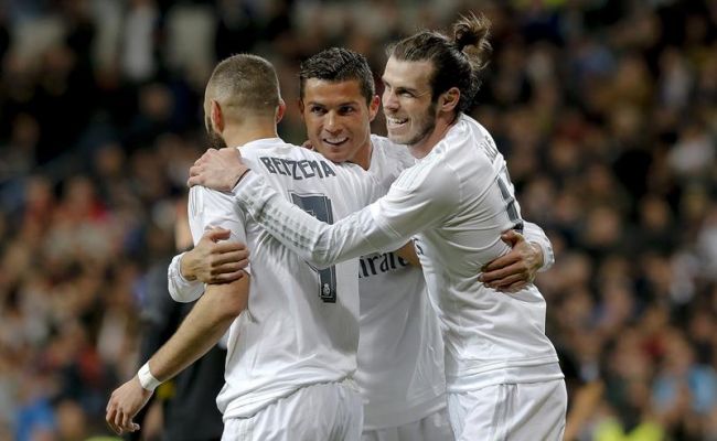 Los jugadores del Real Madrid felician a Gareth Bale (d) tras marcar el tercer gol ante el Sevilla, durante el partido de Liga en Primera División, en Madrid. EFE
