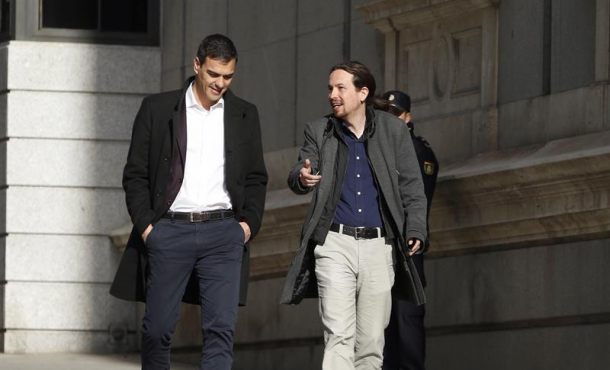 Los líderes del PSOE, Pedro Sánchez (i), y de Podemos, Pablo Iglesias, se dirigen a la sala Martínez Noval del Congreso, donde se reúnen hoy para explorar... EFE