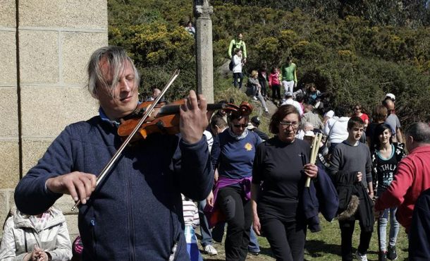 Miles de ferrolanos asisten a la popular Romería de Chamorro, que asciende a pie hasta la ermita de Nosa Señora do Nordés..