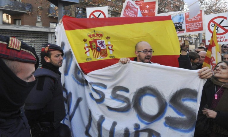 Puigdemont entregará chalecos antibala a la policía catalana antes del final del año 2016