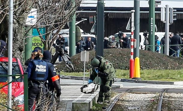 Un artificiero examina un paquete sospechoso durante una operación antiterrorista cerca de Mezier, en Bruselas (Bélgica) el pasado 25 de marzo. EFE