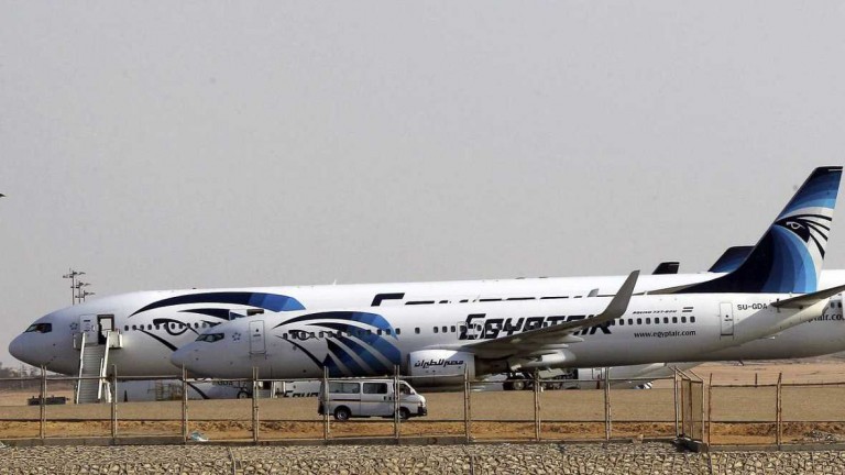 Secuestran un avión de Egyptair y le obligan a aterrizar en Chipre con unos 80 personas