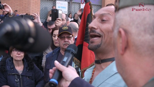 Un legionario del colectivo Hermandad de Antiguos Caballero Legionarios de Barcelona cantando para Cataluña en las calles de Hospitalet de Llobregat. Imágenes Lasvocesdelpueblo