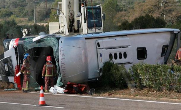 Un total de 14 personas han fallecido esta mañana al chocar un autocar contra un vehículo en la autopista AP-7. Efe