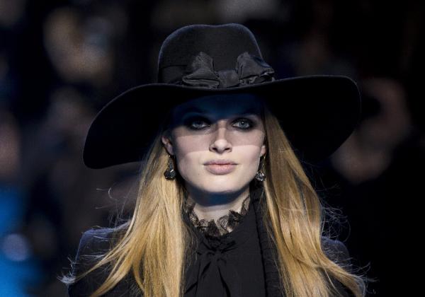 Una modelo desfila con los productos de 'Ellie Saab', imágenes Efe.