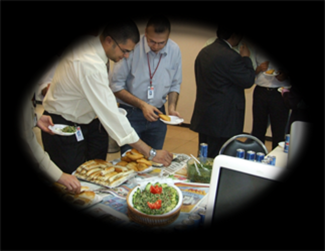 Unos trabajadores durante una comida de empresa bajo las cámaras de videovigilancia de la empresa. Imágenes archivo de As. Jóvenes letrados. Lasvocesdelpueblo.