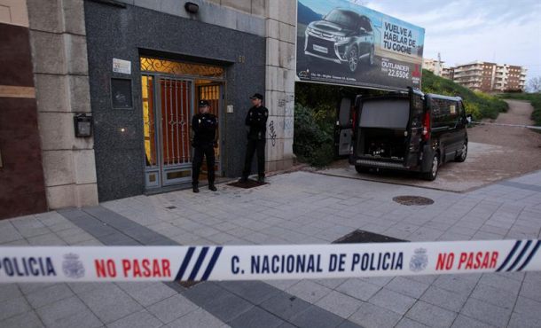 Agentes de la policía en el portal del Paseo de la Estación de Salamanca,... Efe
