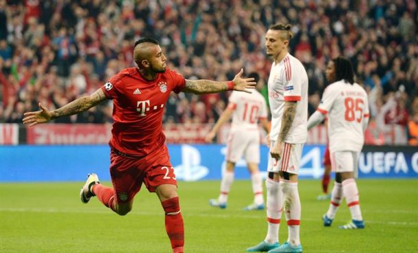 Arturo Vidal de Bayern celebra su gol ante Benfica durante su partido de ida de cuartos de final de la Liga de Campeones de la UEFA en el Allianz Arena de Múnich (Alemania). EFE
