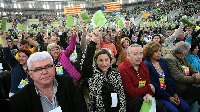 Carme Forcadell (segunda posición a la Iz) la entonces presidenta de ANC y actual presidenta del Parlamento de Cataluña, durante un acto separatista de ANC en Tarragona. Efe.