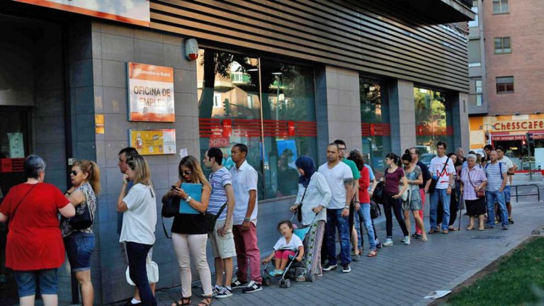 El paro baja en España en 216.700 personas en el segundo trimestre y la tasa se queda en el 20%