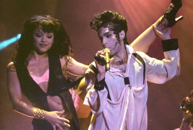 El cantante Prince, fallecido a los 54 años, llevó la psicodelia, el funk y el pop de su música a su manera de vestir y de peinarse... Archivo Efe