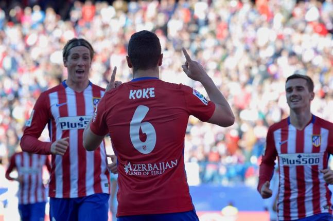 El centrocampista del Atlético de Madrid, Koke Resurrección (c), recibe la felicitación de sus compañeros Fernando Torres (i) y Antoine Griezmann (i),... Efe