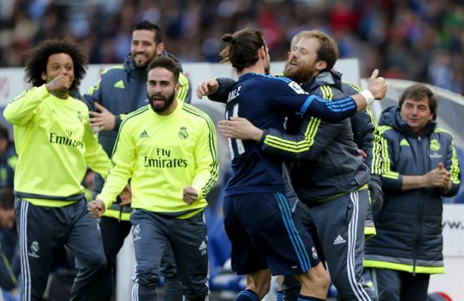 El centrocampista galés del Real Madrid, Gareth Bale (c), celebra el gol de la victoria ante la Real Sociedad con sus compañeros, durante el partido de la trigésima sexta jornada de la Liga... Efe