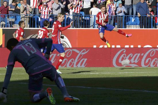 El delantero francés del Atlético de Madrid Antoine Griezmann (d) celebra la consecución del primer gol de su equipo ante el Rayo Vallecano en partido... Efe