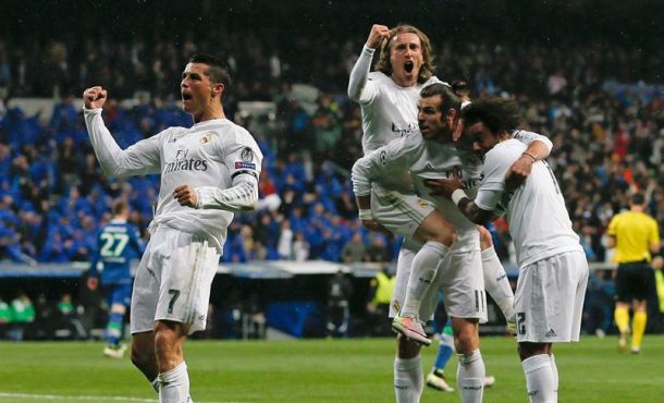 El delantero portugués del Real Madrid Cristiano Ronaldo (i) celebra su segundo gol, y segundo del equipo frente al Wolfsburgo alemán, durante el partido de vuelta de cuartos de final de la Liga de Campeones que se jugó en el estadio Santiago Bernabéu, en Madrid. Efe. 