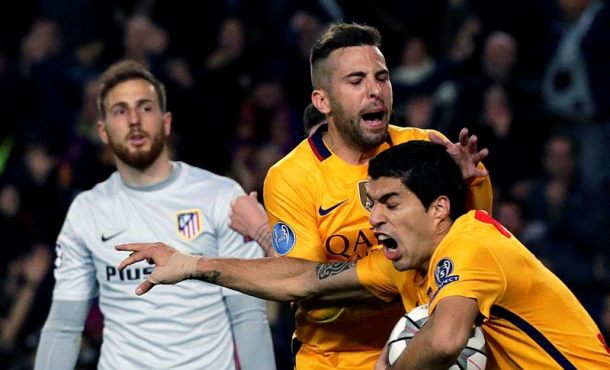 El delantero uruguayo del FC Barcelona Luís Suárez (d) celebra con su compañero, Jordi Alba el gol marcado ante el Atlético de Madrid, el primero del equipo,... Efe