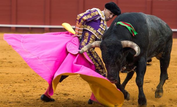 El diestro Rafaelillo con el cuarto toro de la tarde, al que le ha cortado una oreja,... Efe