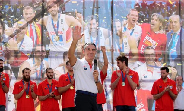 El entrenador de la selección española de baloncesto Sergio Scariolo durante las celebraciones tras proclamarse Campeones de Europa en 2015. Archivo Efe