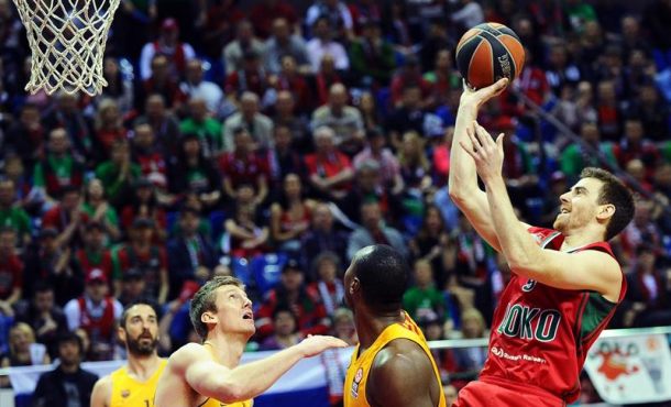 El jugador español del Lokomotiva Kuban, Víctor Claver (d) trata de anotar ante el pívot estadounidense Justin Doellman (2i) del Barcelona Lassa durante el primer encuentro... Efe