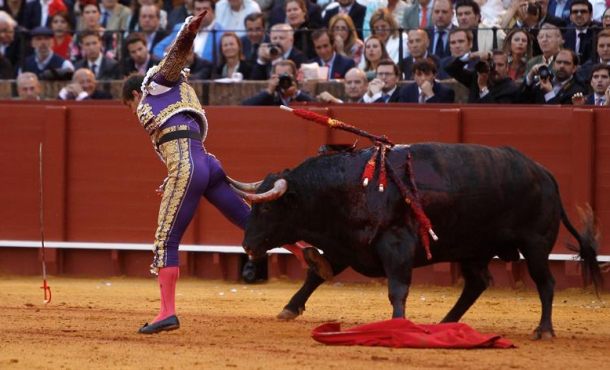 El matador de toros Julián Lopez 'El Juli' recibe un susto de su segundo en la decimocuarta corrida de abono de la Feria de Abril hoy en la Real Maestranza de Sevilla. EFE